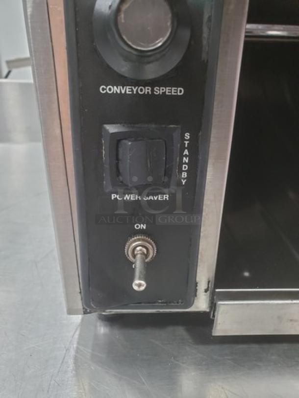 Waring CTS1000 Conveyor Toaster, 120V. Features power saver switch and conveyor speed dial. Good condition.
