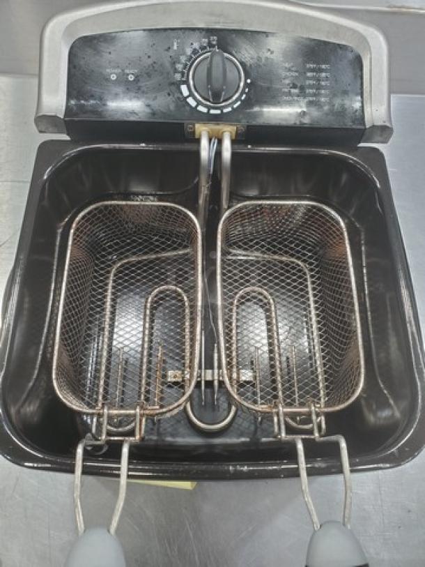 Farberware 103736 Countertop Fryer, dual baskets, temperature dial, gently used. Perfect for home frying needs.