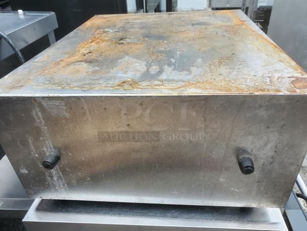 Tomlinson Industries Fusion Premium Pizza & Snack Oven, Model 515, countertop, visible rust and wear, stainless steel exterior.