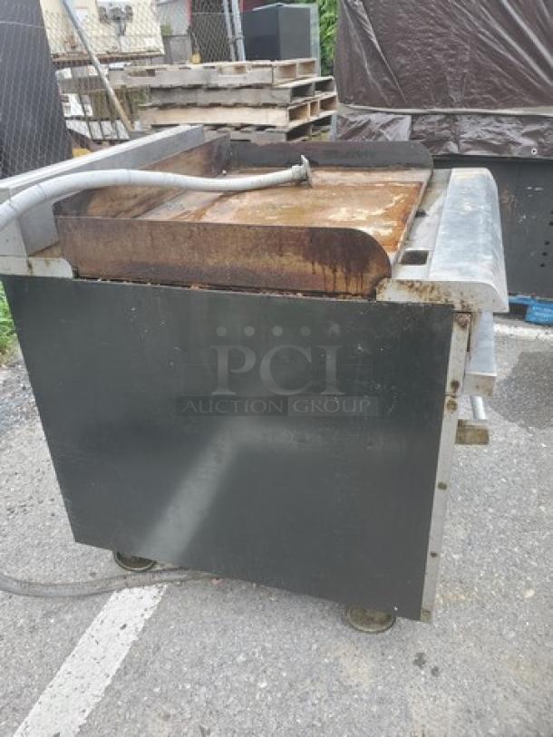 Hobart HCR421 36" electric range with convection oven. Used condition, visible rust and wear. 208V, 3 PH, 60 Hz.