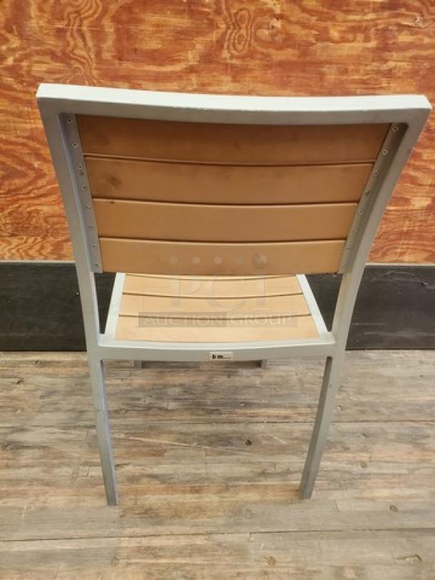 Set of 4 patio chairs with silver frames and wood-like slats. Modern design, excellent condition. Ideal for outdoor use.