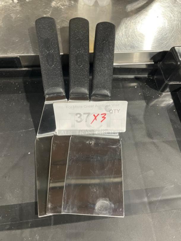 Dexter Russell Sani-Safe Series Hamburger Turner, Model S286-4, with stainless steel blade and black grip handle. New condition.