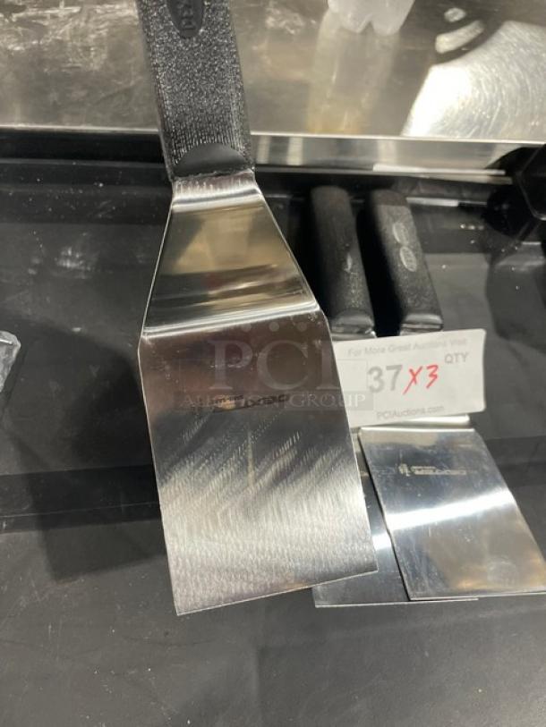 Dexter Russell Sani-Safe 4"x3" hamburger turner, stainless steel blade, black grip handle, model S2864, new condition.