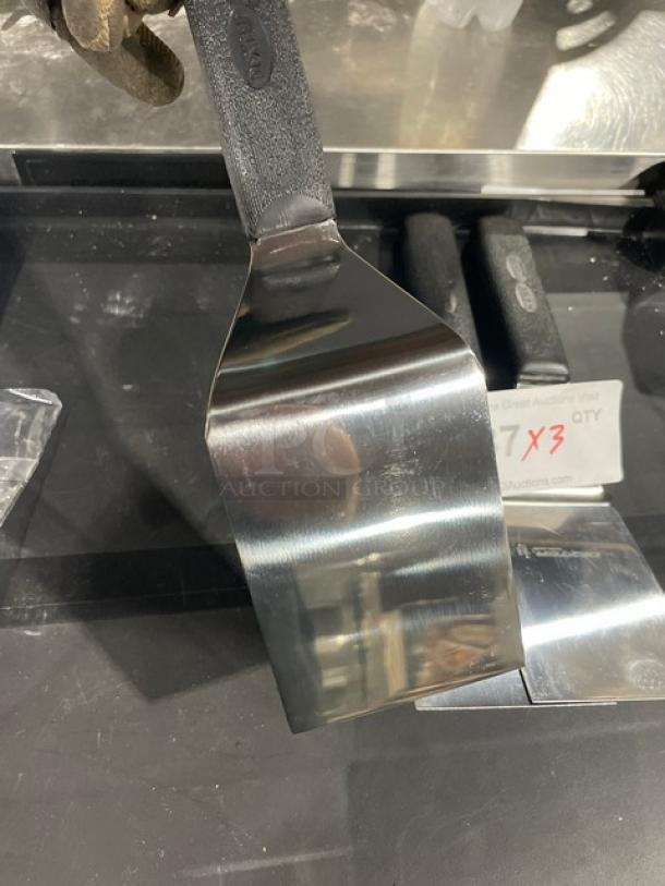 Dexter Russell Sani-Safe 4"x3" stainless steel hamburger turner with black grip handle, model S286-4, new condition.
