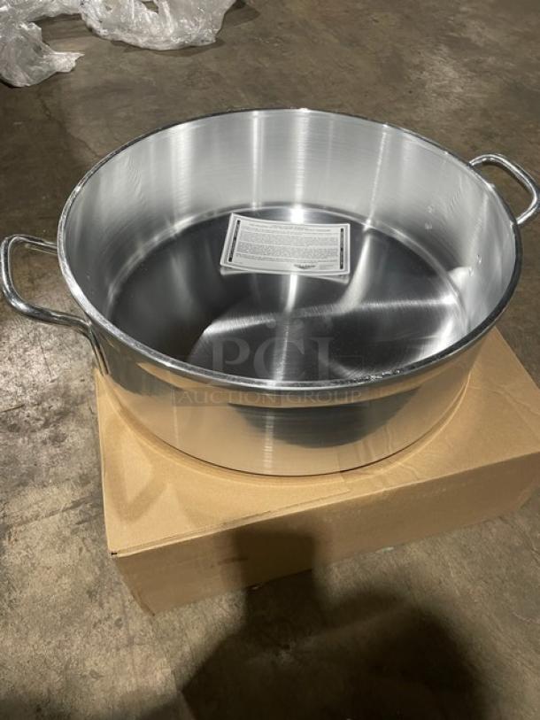 Brand new Vollrath Jacob Pride Series 18 qt. aluminum brazier, Model 68218, with handles, on a box, includes tag.
