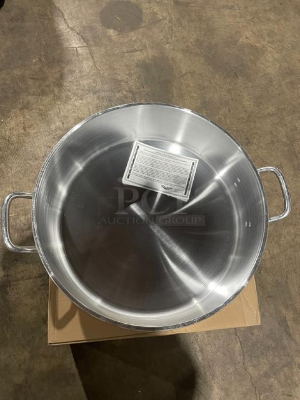 Brand new Vollrath Jacob Pride Series 18 Qt. commercial aluminum brazier, model 68218, with handles and label inside.