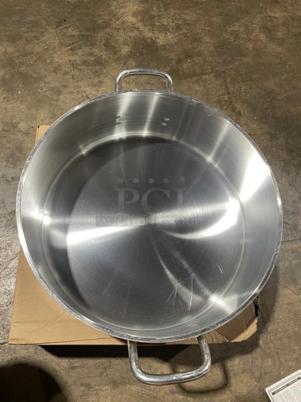 Brand new Vollrath Jacob Pride Series 18 Qt. commercial aluminum brazier with handles, model 68218, pristine condition.