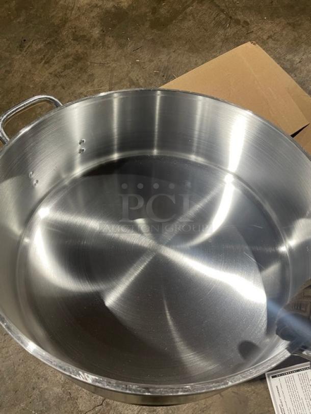 Brand new Vollrath Jacob Pride Series 18 Qt. aluminum brazier, model 68218, with handles, pristine condition.