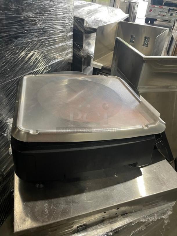 Hobart HTi commercial scale with label printer, stainless steel platform, black body. Serial: 45-1223-253.