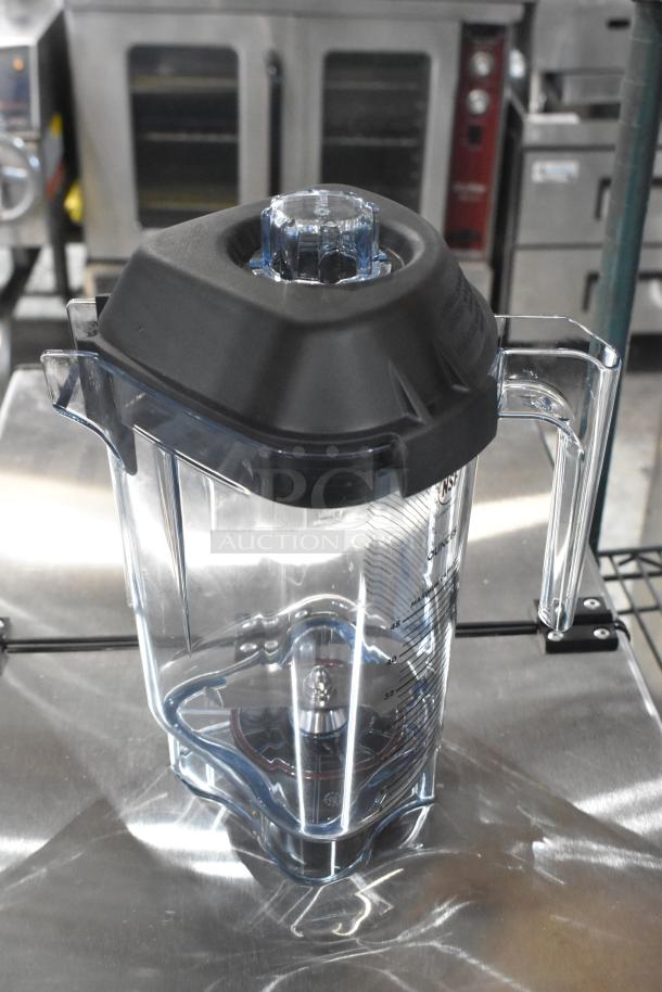 Clear blender pitcher with black lid, brand new condition. Features measurement markings. Part of auction bundle with Avantco Ice Scoop.