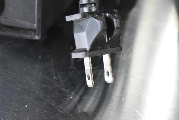 Power plug of Oreck XL BB880-AD Vacuum Cleaner showing 120V compatibility.
