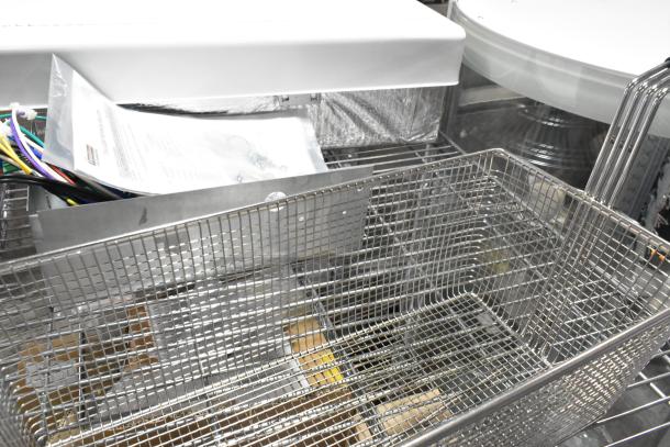 Brand new metal fry basket with scratch and dent. Durable, wire mesh construction; ideal for commercial use.