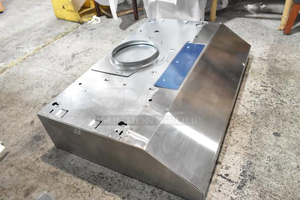 BCSD130SS Metal Range Hood, 120V, 1 Phase, in good condition with a sleek stainless steel finish, showing top vent design.