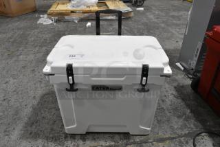 BRAND NEW SCRATCH AND DENT! CaterGator CG35WHW White 35 Qt. Mobile Rotomolded Outdoor Cooler / Ice Chest - Item #1198694