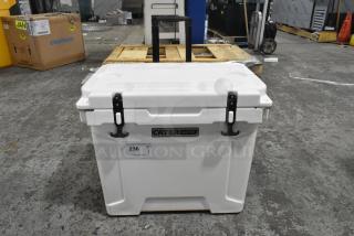 BRAND NEW SCRATCH AND DENT! CaterGator CG35WHW White 35 Qt. Mobile Rotomolded Outdoor Cooler / Ice Chest - Item #1198695