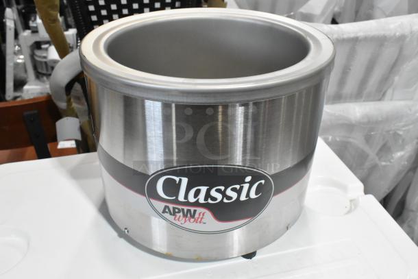 BRAND NEW APW Wyott RW-1V 7 Qt. Stainless Steel Round Warmer. Visible label, 120 Volts, 1 Phase. Scratch and dent condition.