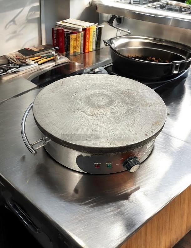 Waring WSC-160 16" electric crepe maker in great condition, stainless steel body, power and ready lights, tested and working.