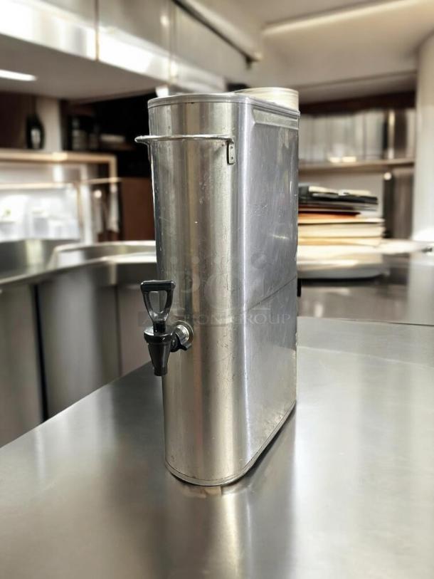 Bunn TDO-N-3.5 narrow iced tea coffee dispenser, stainless steel, 3.5 gallons, no handles, tested and working condition.