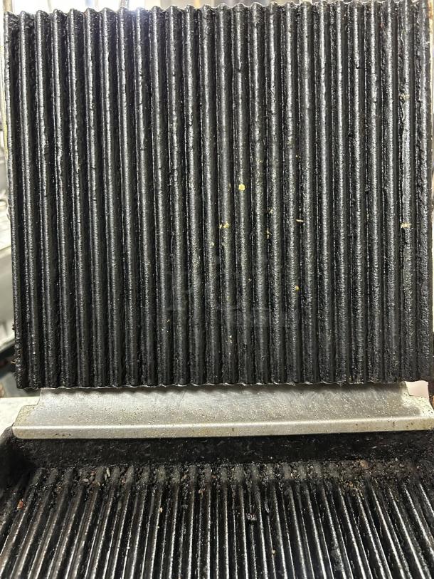 Waring WPG-150 Panini Grill, excellent condition, ribbed plates, tested and working, 120V, for perfect paninis.