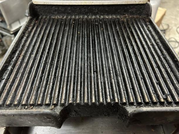 Waring WPG-150 Panini Grill in super nice condition, ribbed grilling surface shown. Fully tested and working, 120V.
