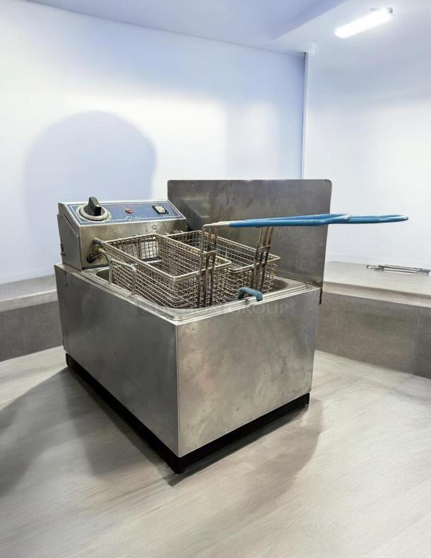 Globe PF-10E 10LB stainless steel electric countertop fryer in amazing condition. Light duty, fully tested, working.
