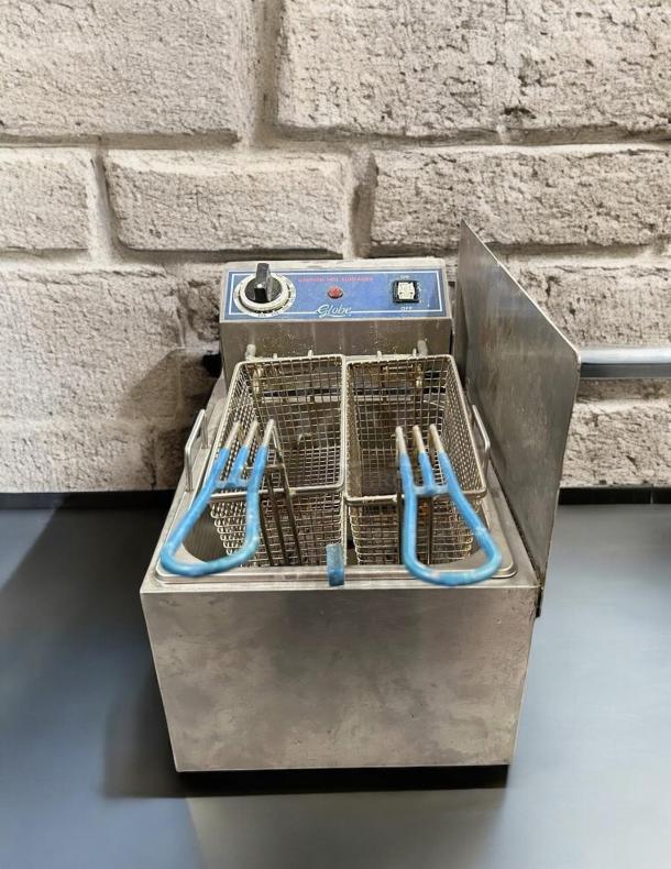 Globe PF-10E 10LB stainless steel countertop fryer in excellent condition. Features dual baskets, temperature control dial, and power switch. Fully tested.