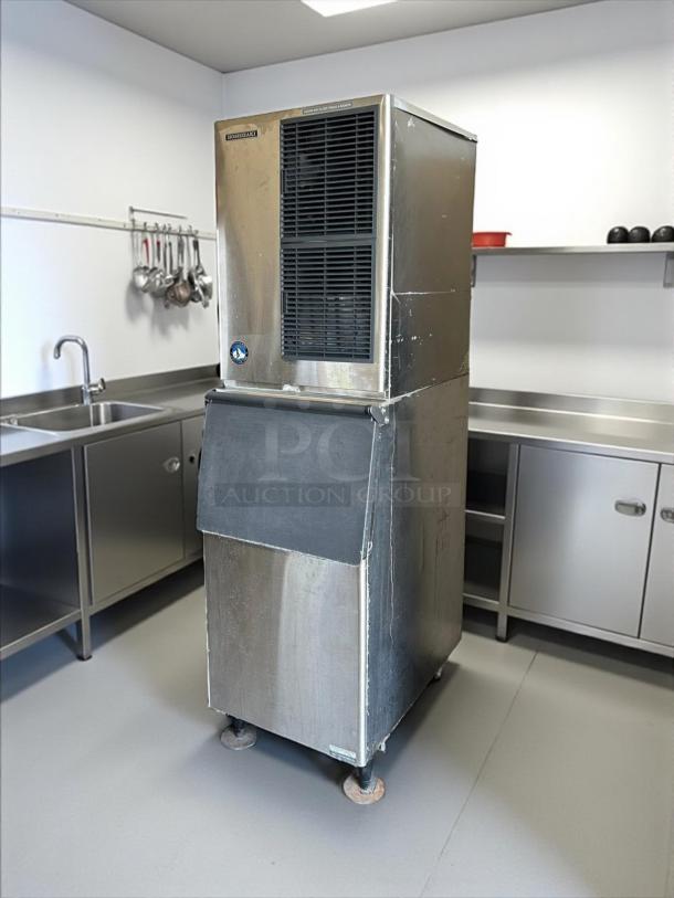 Hoshizaki KM-500MAH slim-line ice machine with 300 lb bin. Air-cooled, 556 lbs/day output, excellent condition, 115v.