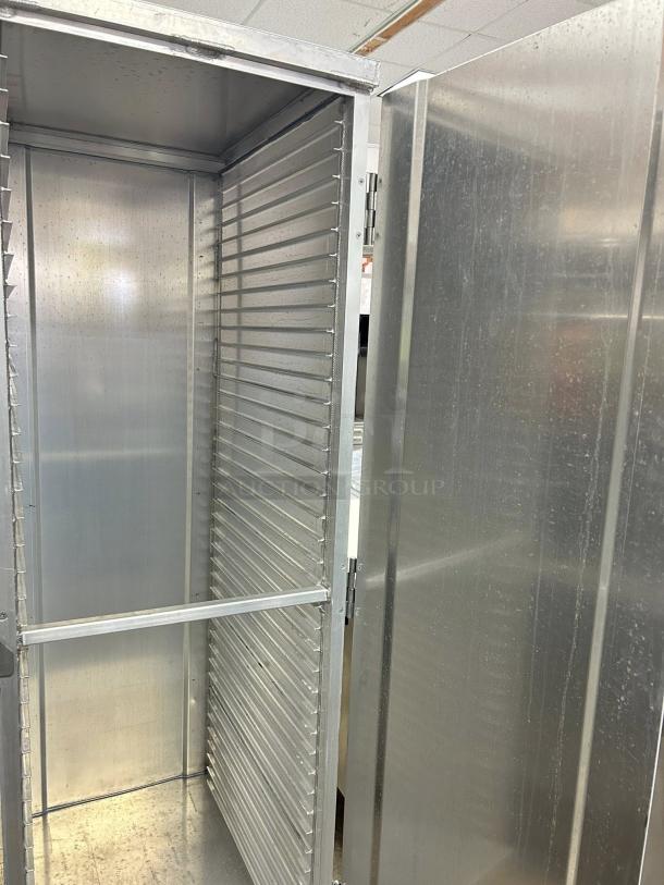 New Age Industrial 1290PH enclosed bun pan rack, full size, holds 40 pans. Made of durable metal, in great condition, fully tested.