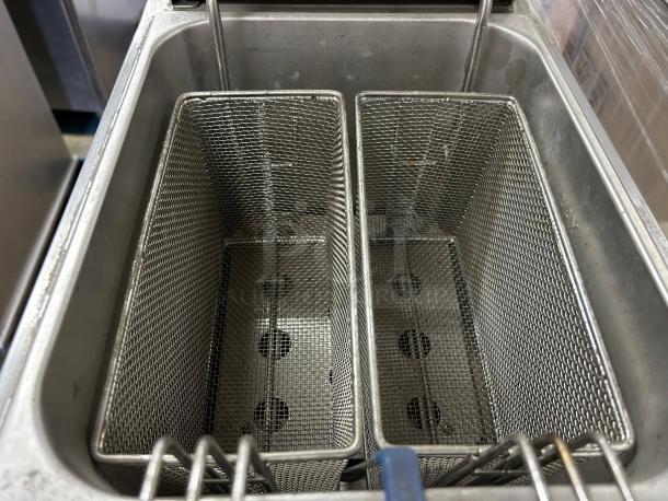 Globe GPC16 electric pasta cooker, excellent condition, dual mesh baskets, stainless steel, fully tested, 208/240 volts.
