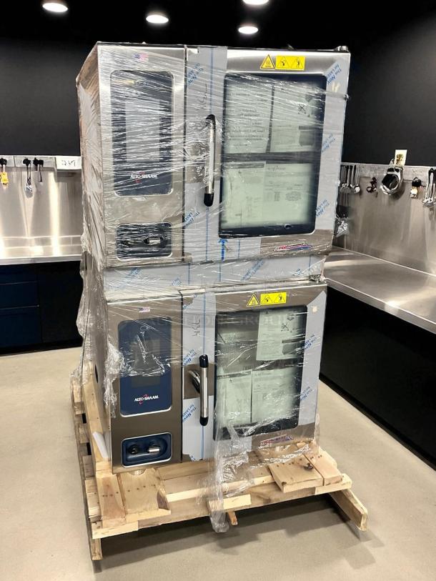 Brand new Alto-Shaam 7-20G PRO double full-size combi-oven. Boilerless, natural gas model, wrapped, on pallet.