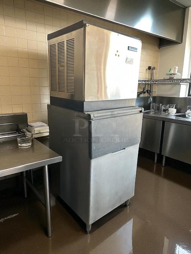 Scotsman CME1056AS ice maker, 500lb capacity, air cooled, with 420lb bin. Tested, working, great condition, 115v.