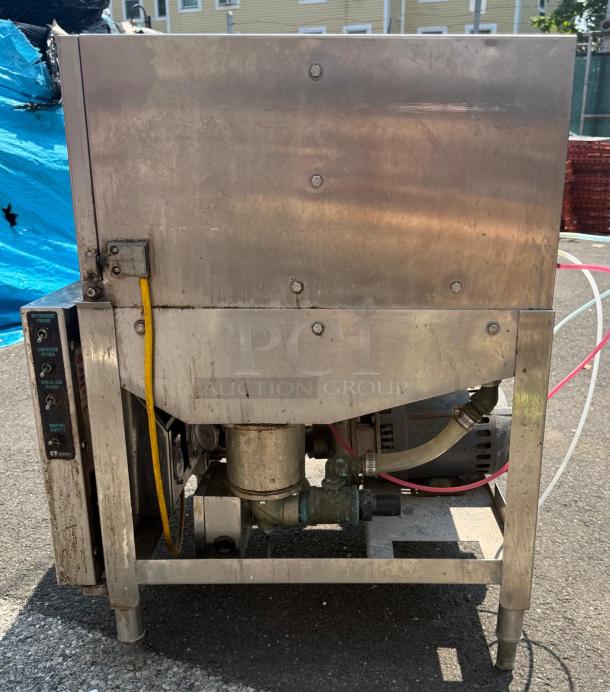 ET Series single rack, low temp under counter dishwasher with pumped drain. Stainless steel body, fair condition.