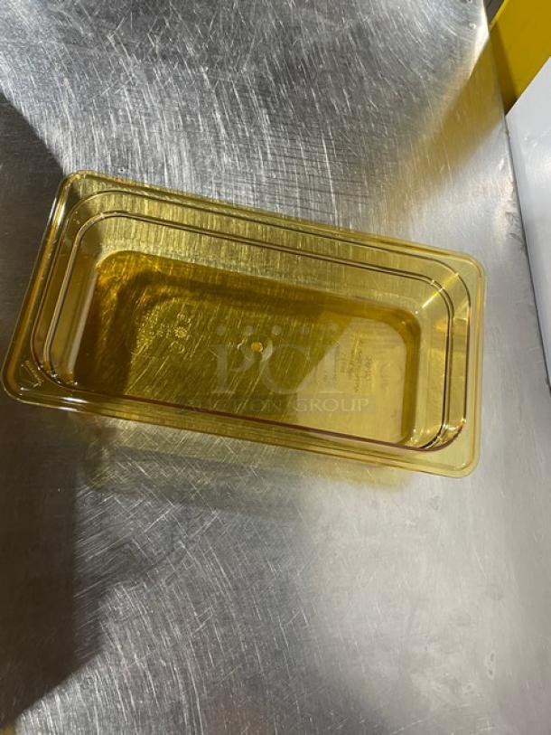 Cambro Commercial Amber High-Temperature 1/3-Size 2.5" Deep Food Pan, Model 32HP150, brand new condition.