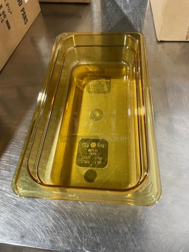 Cambro 32HP150 amber high-temperature food pan, 1/3-size, 2.5" deep, brand new condition, with visible product markings.