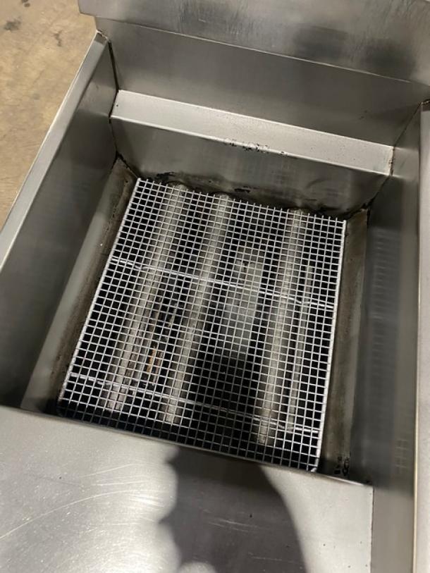 Pitco commercial stainless steel 40 lb. natural gas fryer with backsplash, basket hanger, and fry baskets, on legs. SN: G05BD006162.