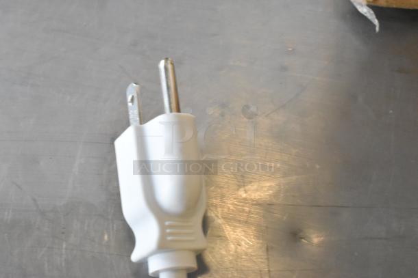 Brand new Waring 31JE27 metal countertop juice extractor power plug, 120V, 1 phase. Scratch and dent condition.