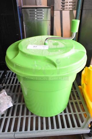 Brand new Choice 2.5 Gallon Salad Spinner, model 31JE27 by Waring, with minor scratches, includes handle.