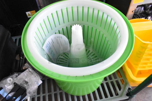 BRAND NEW Waring 31JE27 2.5 Gallon Salad Spinner, green and white, minor scratches, includes manual. Ideal for food prep.