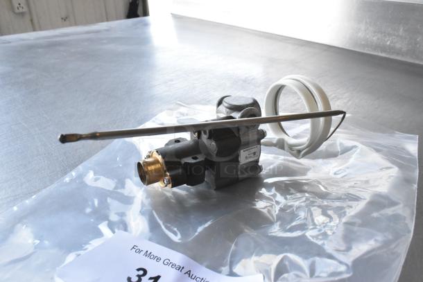 BRAND NEW Robertshaw BJWA25PBD-03-24 Gas Thermostat, minor scratches, in packaging with visible model label.