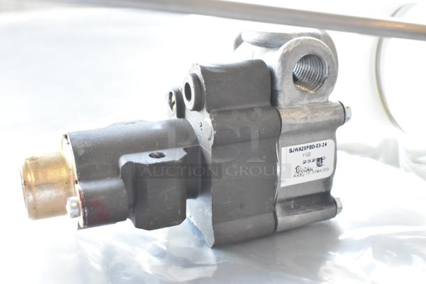 BRAND NEW Robertshaw BJWA25PBD-03-24 Gas Thermostat, scratch and dent, label showing model and assembly in Mexico.