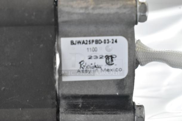 Brand new scratch and dent Robertshaw BJWA25PBD-03-24 gas thermostat. Label shows model, assembled in Mexico.