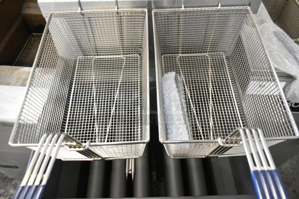 Dukers DCF5-NG stainless steel gas fryer with 2 metal baskets, commercial casters, 150,000 BTU, excellent condition.