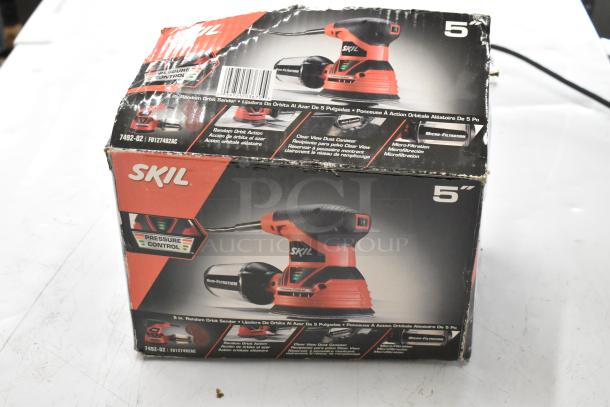 Skil 7492-02 Random Orbit Sander in original packaging. Features pressure control and micro-filtration. Box shows wear.