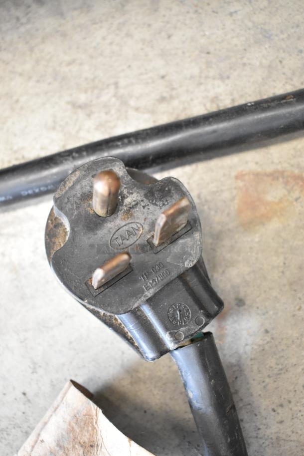 Electrolux HSPPAN Panini Press power plug, showing three prongs. Oxidation visible, 208V, 1 phase.