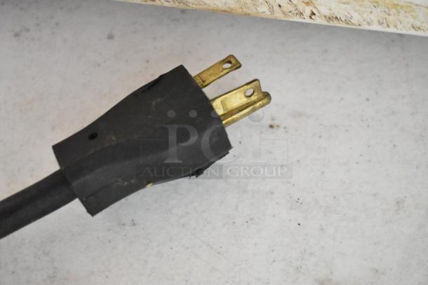 Power plug of the Structural Concepts HV38RSS Grab N Go Merchandiser, 120V, 1 Phase. Black casing, slightly worn.