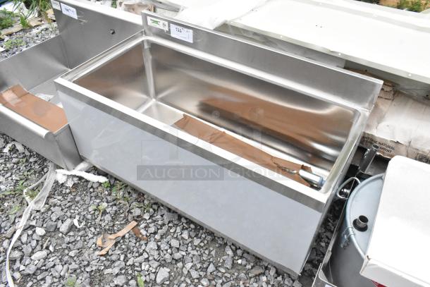 Brand new Regency 600IB1836 18" x 36" underbar ice bin, 119 lb capacity. Scratch and dent condition. Stainless steel finish.