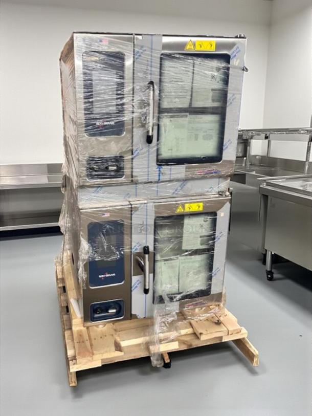 Alto Shaam 7-20G gas combi oven, stainless steel, 98,000 BTU, tested and working, wrapped on a wooden pallet.