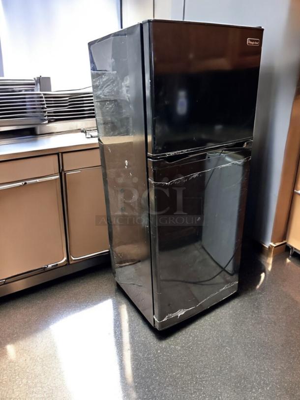 Magic Chef HVDR1040B black top freezer refrigerator, 10.4 Cu. Ft., excellent condition, fully tested and working.