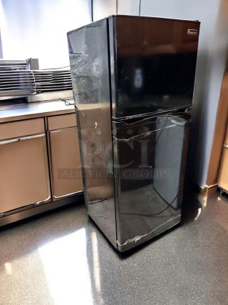 Magic Chef HVDR1040B black top freezer refrigerator, 10.4 Cu. Ft., excellent condition, fully tested and working.