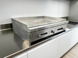 Stratus SMG36 Griddle Flat Top Grill, gas-powered, great condition, stainless steel, tested and working, features control knobs.